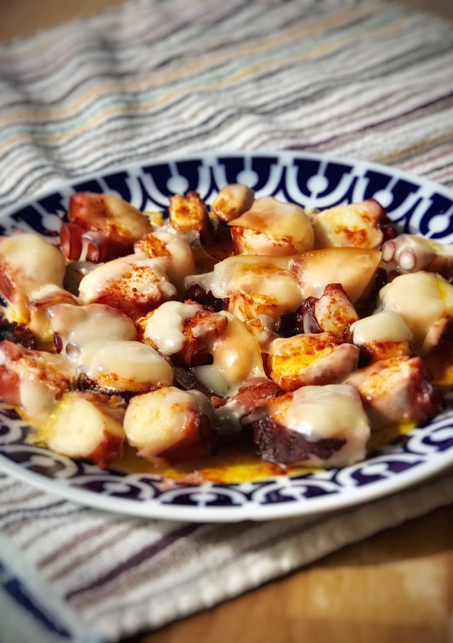 Una foto de Pulpo gratinado con queso San Simón