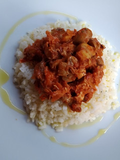 Una foto de Arroz con ropa vieja de pollo y champiñones