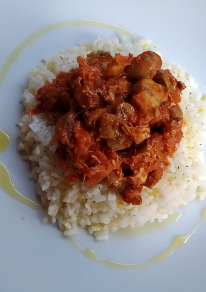 Una foto de Arroz con ropa vieja de pollo y champiñones