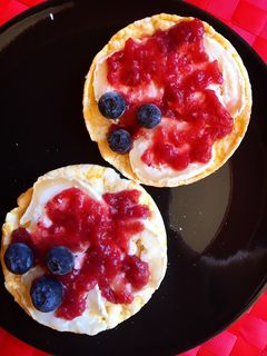 Una foto de Tortitas de maíz con rulo de cabra y mermelada