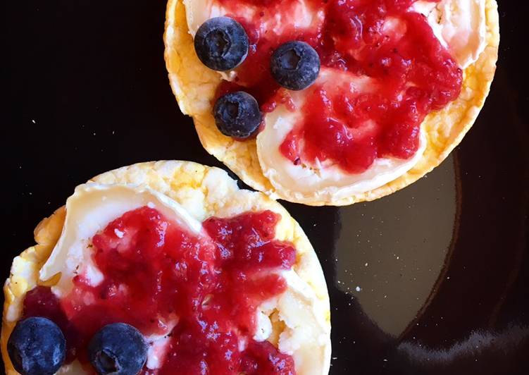 Tortitas de maíz con rulo de cabra y mermelada