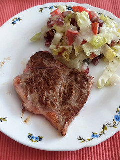 Una foto de Ensalada con Salsa Fresca de Yogur