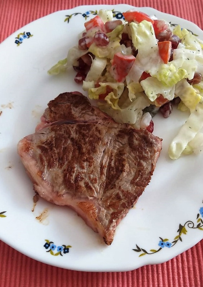 Una foto de Ensalada con Salsa Fresca de Yogur