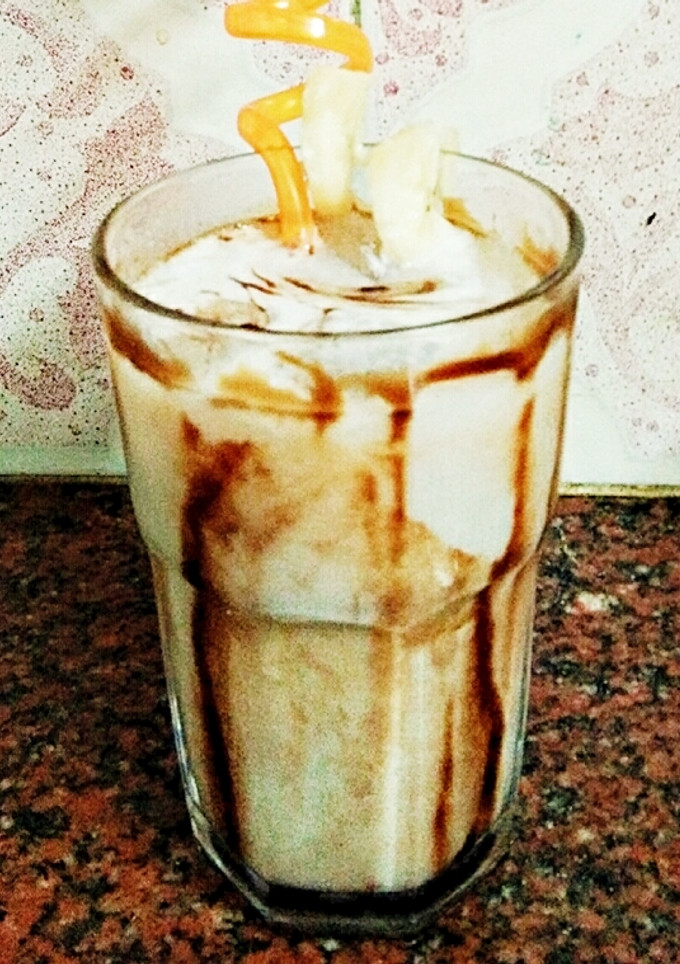 A picture of Dates and banana smoothie.