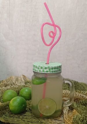 A picture of Honey and Lemon detox juice.