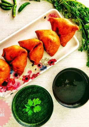 स्पाइसी चीज़ी कॉर्न समोसे (spicy cheesy corn samose recipe in hindi) रेसिपी मुख्य फोटो