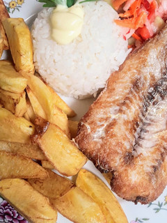 Una foto de Pescado y papitas fritas 🇵🇪