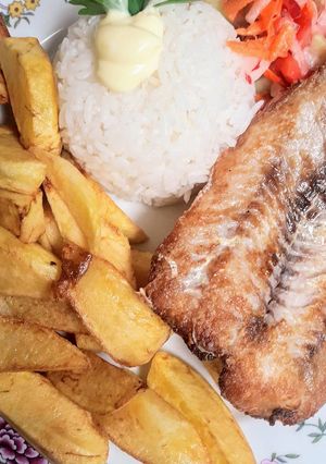 Una foto de Pescado y papitas fritas 🇵🇪