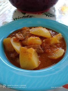 Una foto de Guiso de solomillo de cerdo ibérico, con patatas estofadas