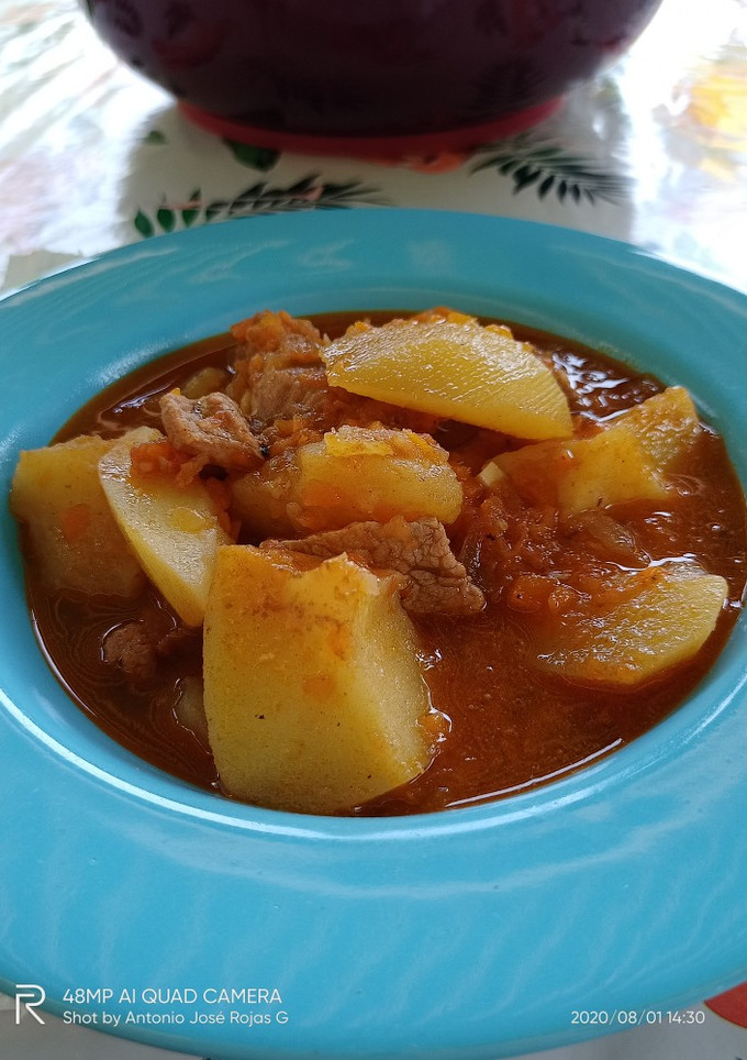 Una foto de Guiso de solomillo de cerdo ibérico, con patatas estofadas