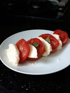 Une photo de Salade mozzarella tomate ❤