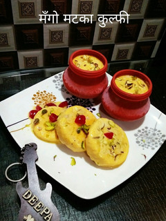 मँगो मटका कुल्फी (mango matka kulfi recipe in marathi) रेसिपी चे मुख्य फोटो