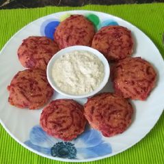 A picture of Beet root idli.