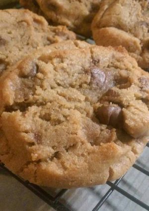 A picture of Sunshine's peanut butter chocolate chip cookies.