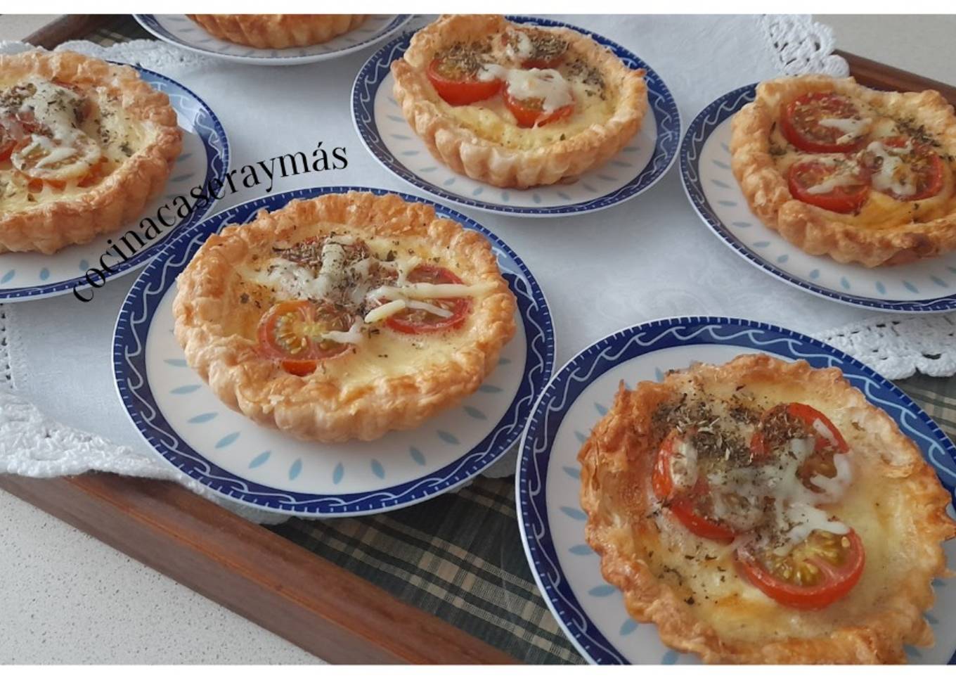 Tartaletas con queso y tomate