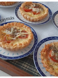 Una foto de Tartaletas con queso y tomate