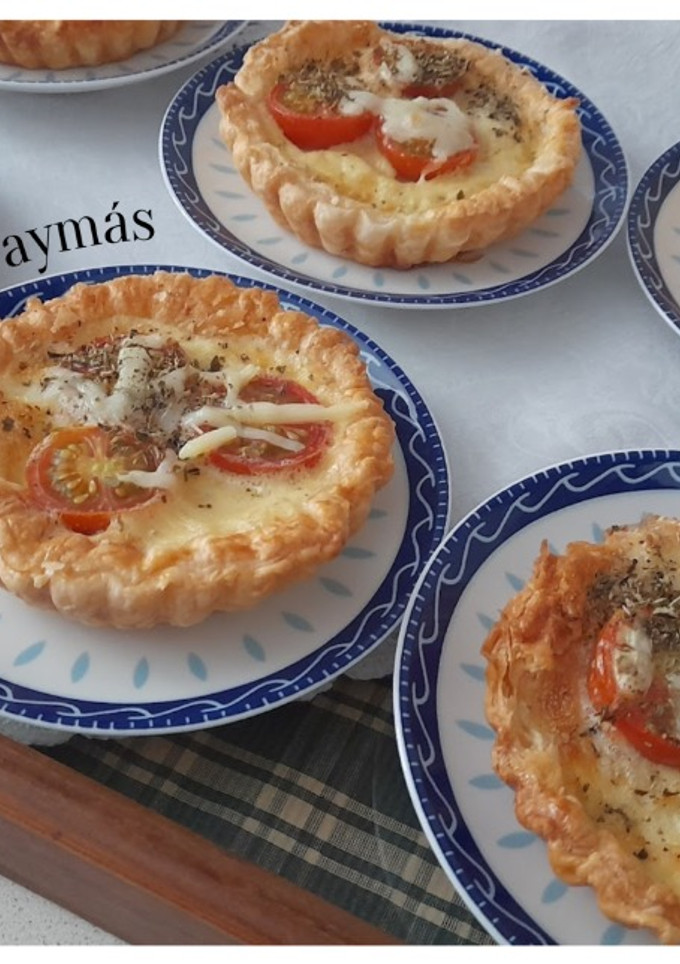 Una foto de Tartaletas con queso y tomate