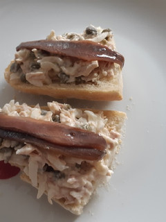Una foto de Montadito de bonito con huevo cocido y anchoas