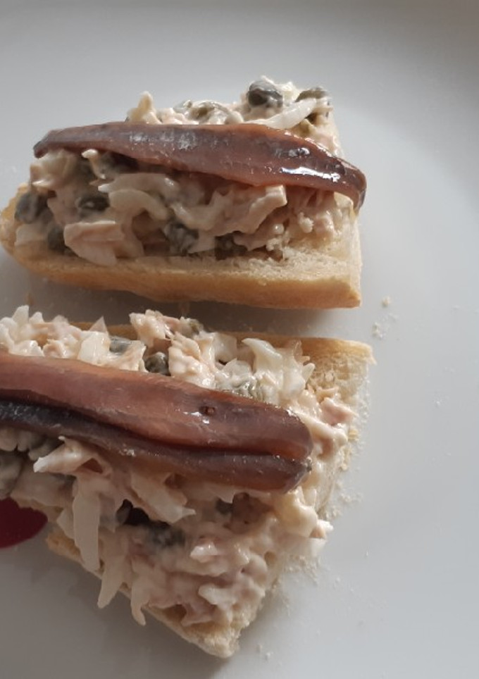 Una foto de Montadito de bonito con huevo cocido y anchoas