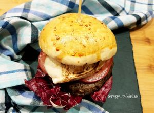 Foto di Panino gourmet hamburger di bufalo campano e mozzarella di bufala
