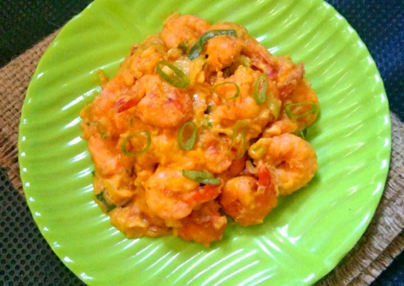 Udang goreng saos telur asin