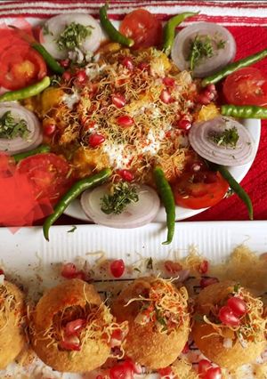 A picture of Potato Tikki Choke Chaat with Dry Pani puri.