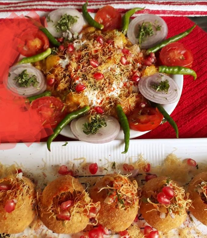 A picture of Potato Tikki Choke Chaat with Dry Pani puri.