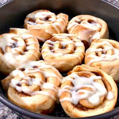 A picture of Cinnabon style cinnamon buns.