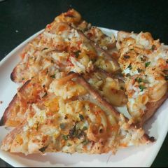 A picture of Cheese macaroni on toasted bread.