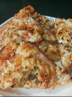 A picture of Cheese macaroni on toasted bread.