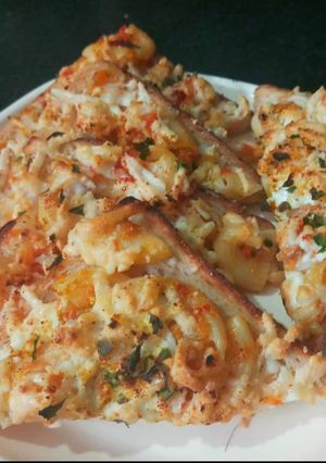 A picture of Cheese macaroni on toasted bread.
