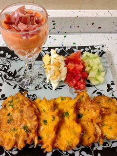 Una foto de Tortillitas de camarones y salmorejo