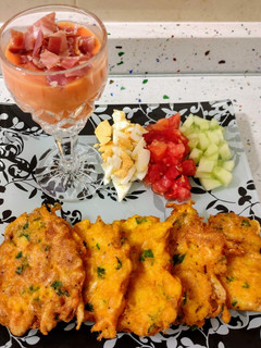 Una foto de Tortillitas de camarones y salmorejo