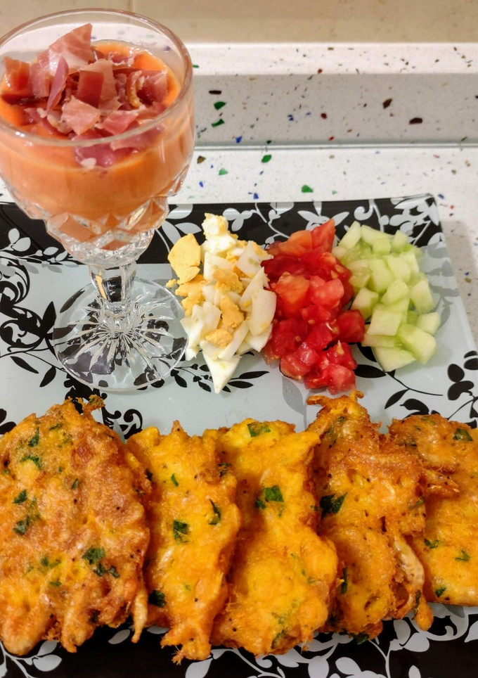 Una foto de Tortillitas de camarones y salmorejo