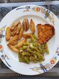 Rindersteak mit Kartoffelspalten und Bohnen