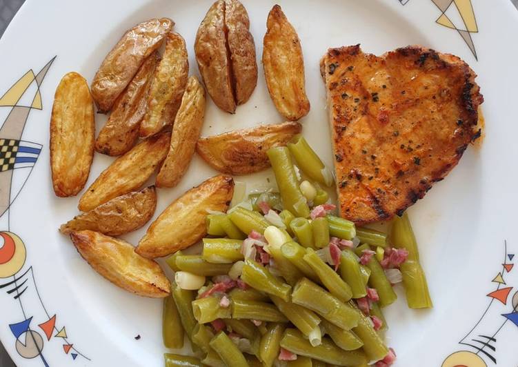 Rindersteak mit Kartoffelspalten und Bohnen