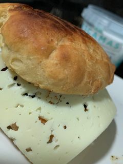 Una foto de Bocata de carne y calabacín con cremoso de lactonesa y queso havarti