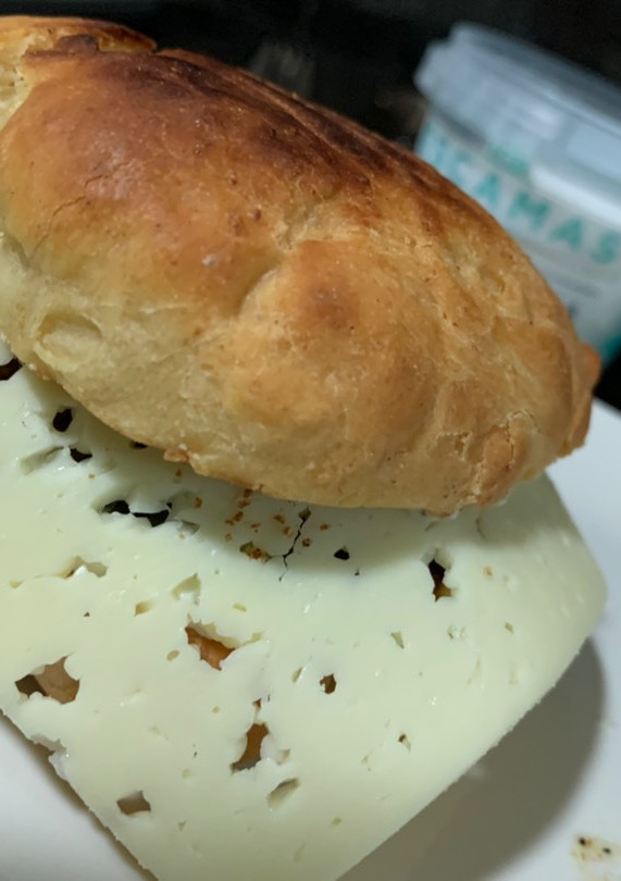 Una foto de Bocata de carne y calabacín con cremoso de lactonesa y queso havarti