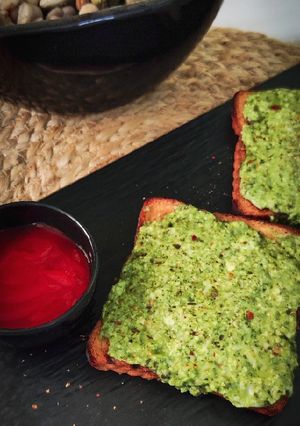 A picture of Cheesy Chutney Paneer Toast.