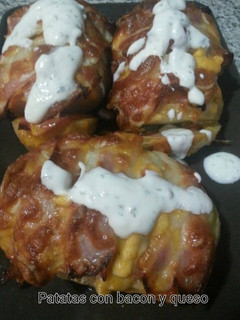 Una foto de Patatas con bacon y queso