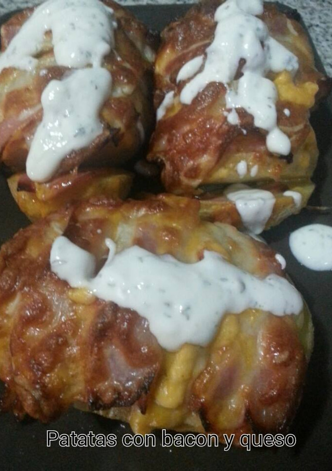 Una foto de Patatas con bacon y queso