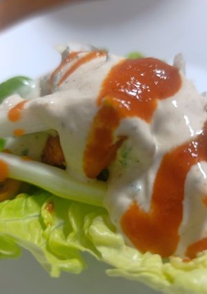 Una foto de Ssam de Pollo al Curry con Raita y Salsa Brava