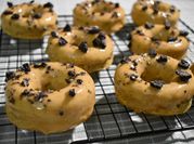 Una foto de donas con dulce de leche