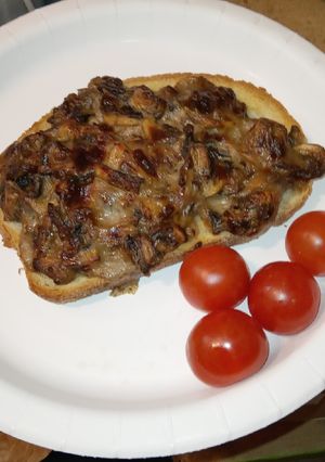 A picture of Mushroom and truffle ham toast topper in airfryer.😋😋.