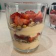 Yogur con granola y frutillas