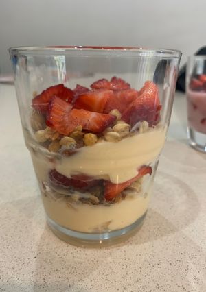 Una foto de Yogur con granola y frutillas