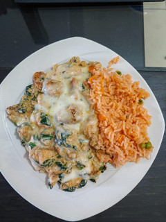 Una foto de Pollo con queso y espinaca