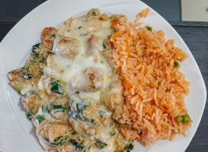 Una foto de Pollo con queso y espinaca