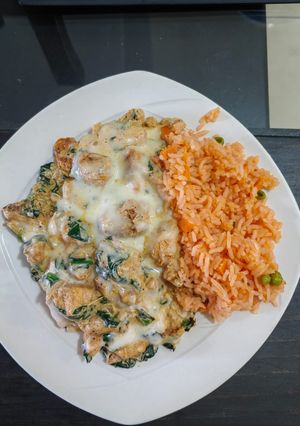 Una foto de Pollo con queso y espinaca