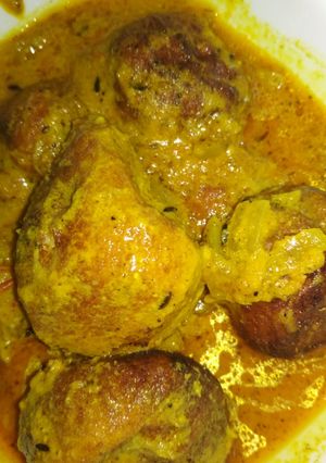A picture of Chanar dalna (chena balls curry).